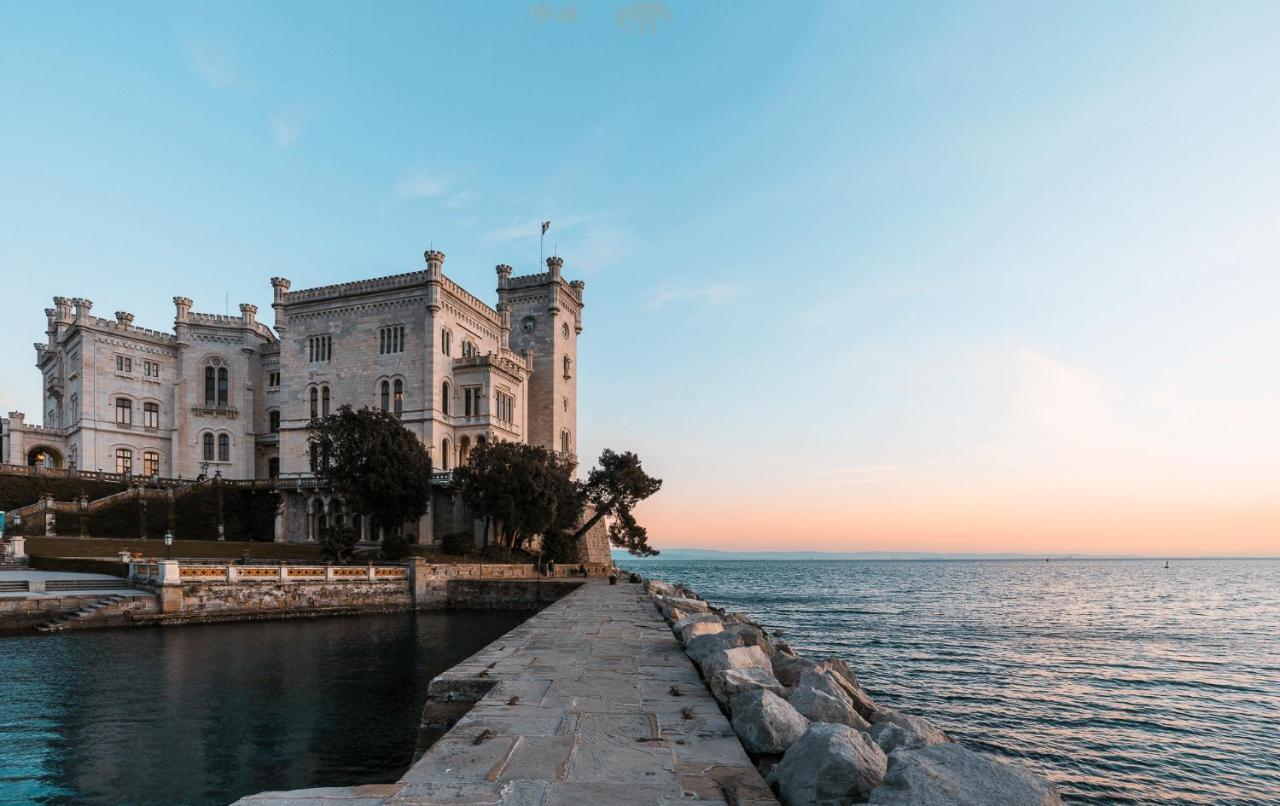 Unica Nel Cuore Storico Di Trieste Luaran gambar